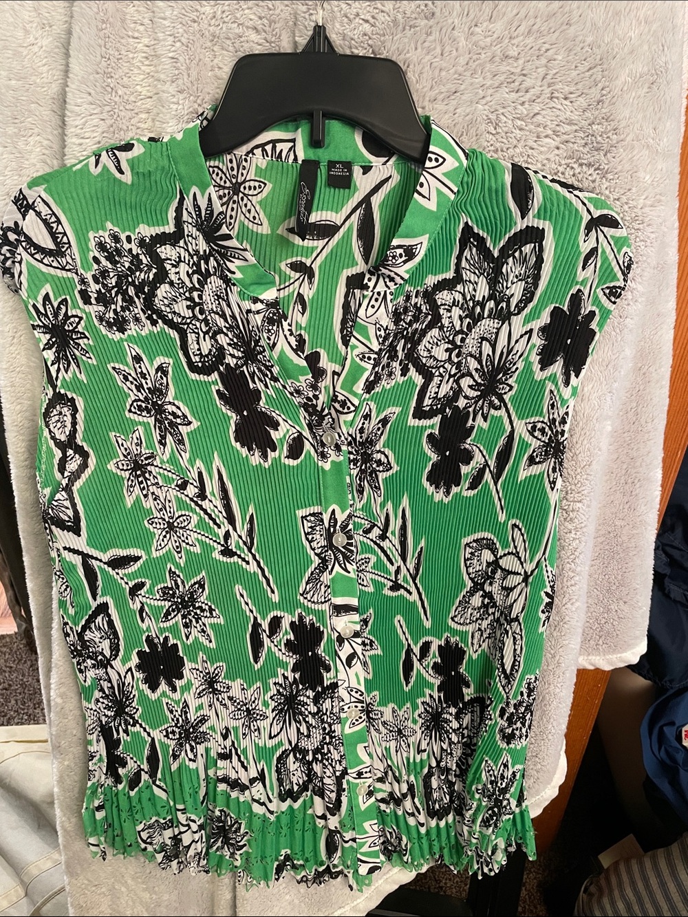 Essentials by Milano Green Black & White Floral Midi blouse